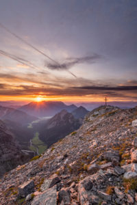 Sonnenaufgang über dem Achensee hinter dem Gipfelkreuz des Sonnjoch im Karwendel. Sonnenaufgang über dem Achensee hinter dem Gipfelkreuz des Sonnjoch im Karwendel.